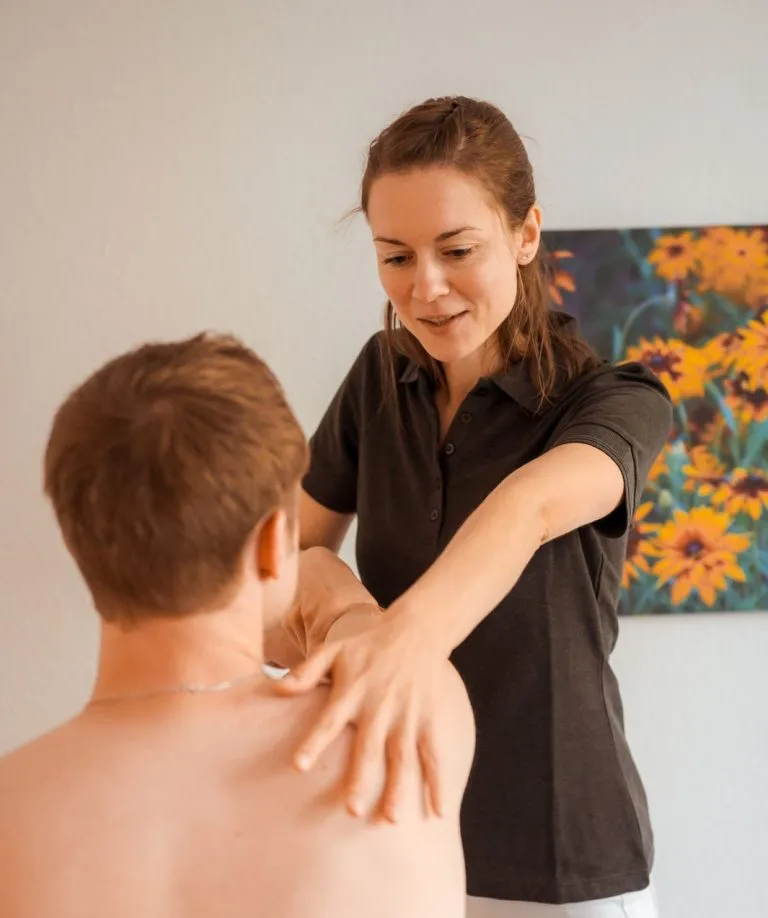 Physiotherapie Jena-Ost: Carolin Spiegelhauer behandelt einen Patienten in ihrer Praxis